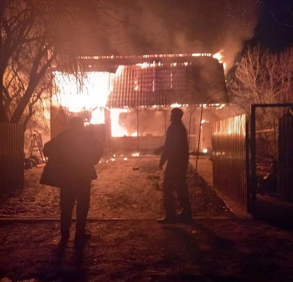 Згоріло все: у Черкасах вогонь знищив будинок жінки з дитиною (ФОТО)