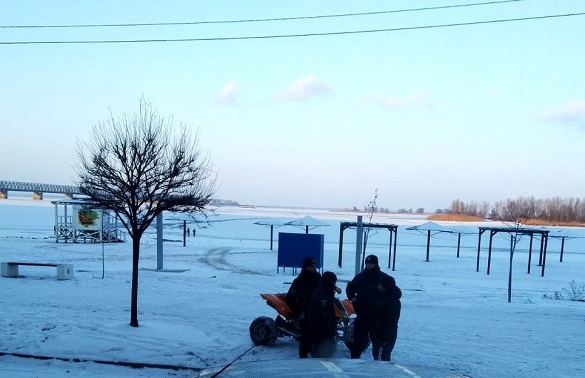 Двох хлопців, які провалилися під лід у Черкасах, виписали з лікарні (ВІДЕО)
