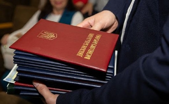 Без червоних, але з відзнакою: черкаські випускники не залишаться без відміток про досягнення в дипломах