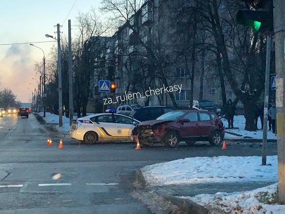 ДТП із постраждалими: в Черкасах на перехресті зіштовхнулися два автомобілі