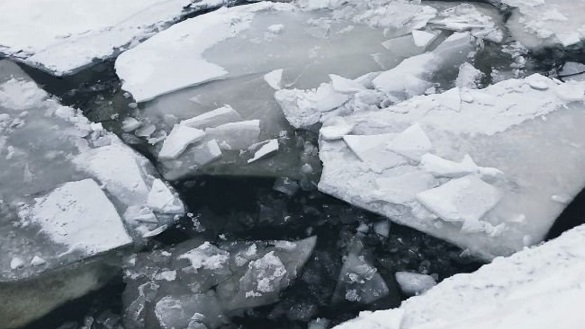 Провалилися під лід: на Черкащині рятувальники знайшли тіла двох дорослих і дитини