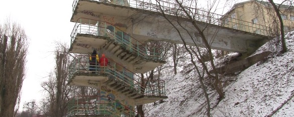 У Черкасах майже пів століття не ремонтують сходи, що з'єднують два мікрорайони (ФОТО, ВІДЕО)