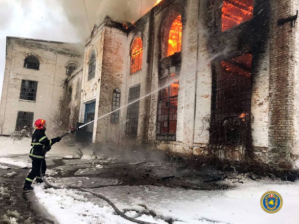 На Черкащині рятувальники ліквідували пожежу на території колишнього заводу