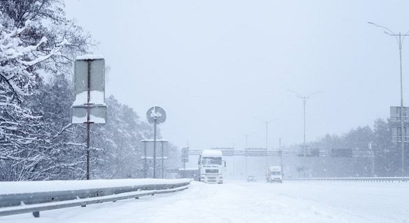 Снігопади, хуртовини та замети на Черкащині: рух вантажівок у напрямку Києва обмежено