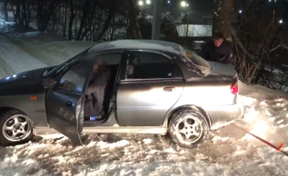 У Черкасах через негоду автомобіль опинився у сніговій пастці (ВІДЕО)