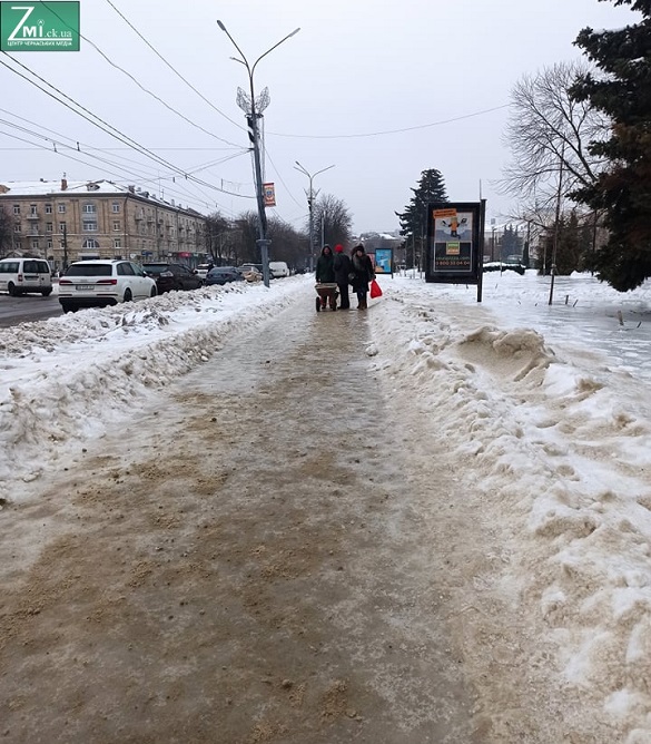 Тротуари в Черкасах обробляють піском (ФОТО)
