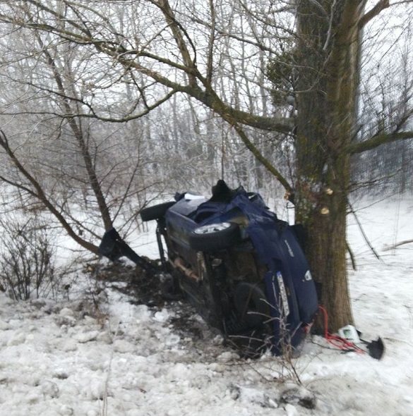 На Черкащині легковик злетів у кювет і врізався в дерево: постраждали троє людей