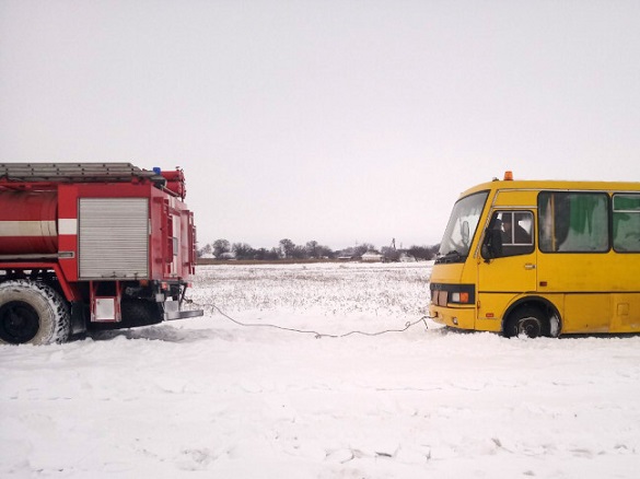 Сніговий полон: у Черкаській області рятувальники із замету витягнули автобус із пасажирами