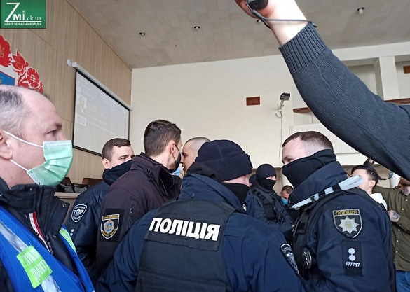 Стіна з поліцейських та Тренкін-перекладач: у Черкасах на сесії між активістами та ОПЗЖ стався конфлікт (ВІДЕО)
