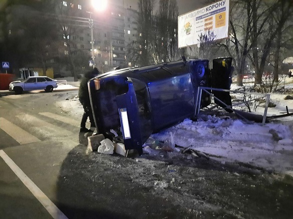 У Черкасах сталася ДТП із постраждалою: одне авто перекинулось (ФОТО)
