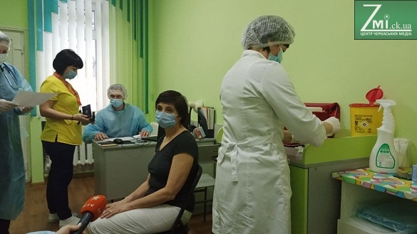 Понад 100 осіб вакцинують сьогодні в інфекційній лікарні Черкас (ФОТО, ВІДЕО)