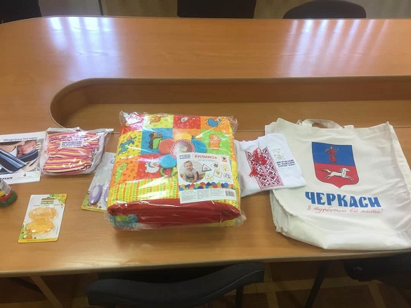 Більше тисячі черкаських сімей отримали пакунок малюка