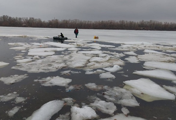 У Черкаській області рибалка опинився на кризі та не міг дістатися до берегу