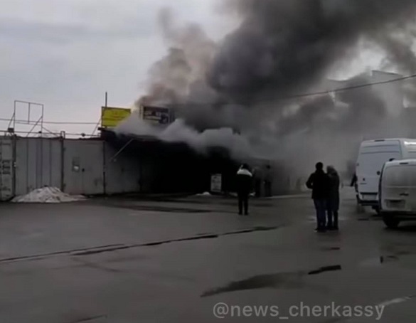 У Черкасах сталася пожежа торгівельного контейнера: власник постраждав
