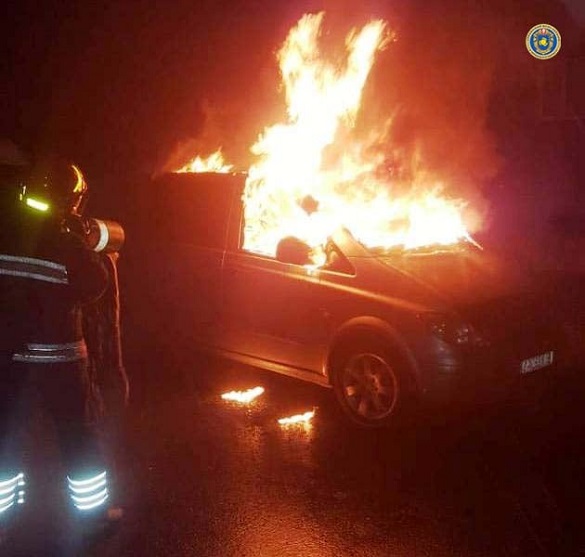У Черкасах вночі невідомі спалили автомобіль (ФОТО)