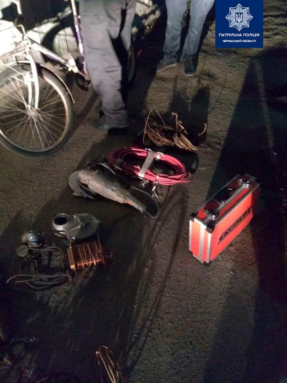 У Черкасах затримали осіб, які везли на велосипеді мішки з краденими речами