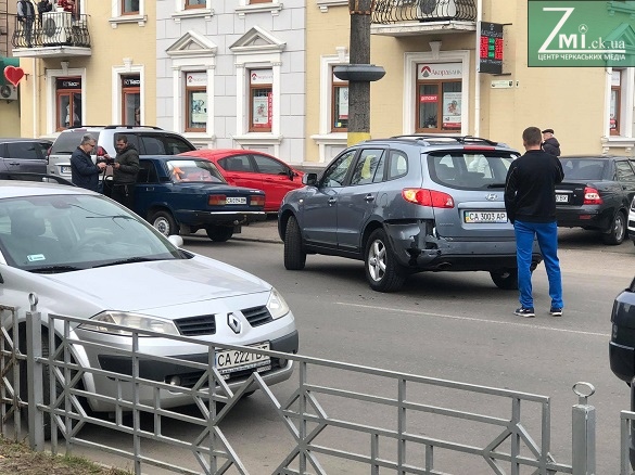 У Черкасах біля міськради зіштовхнулися два автомобілі (ФОТО)