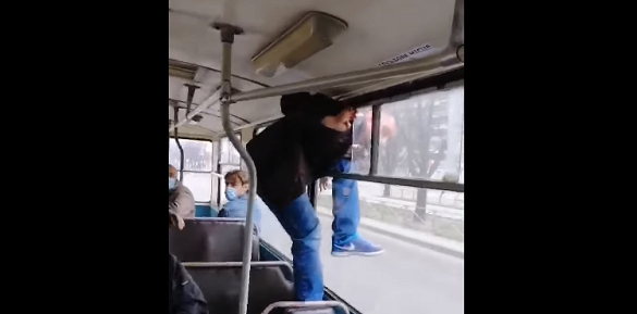 Ударив кондукторку та втік через вікно: у черкаському тролейбусі стався конфлікт (ВІДЕО)
