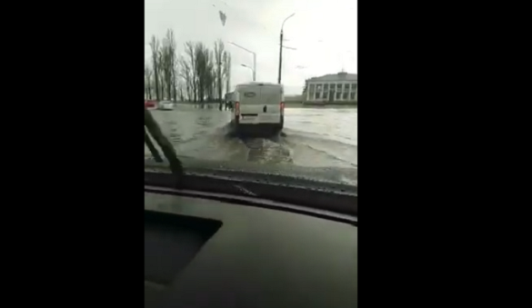 Через дощ: у Черкасах в районі Річкового вокзалу затопило вулицю (ВІДЕО)