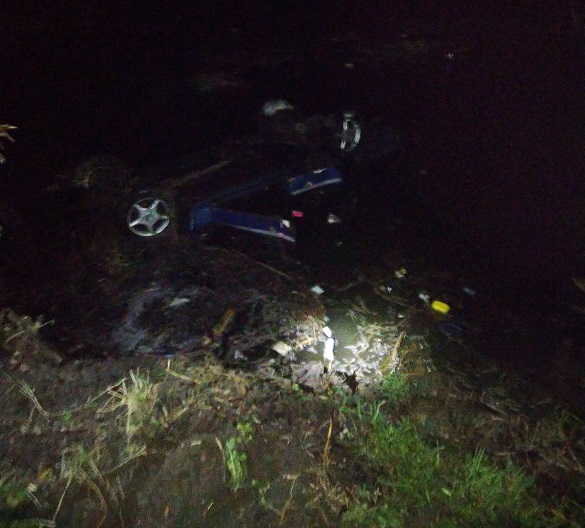 На Черкащині автомобіль злетів у ставок: загинули троє чоловіків