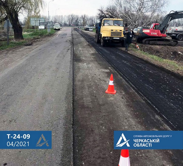 Понад 30 років без ремонту: на Черкащині відновлюють автодорогу
