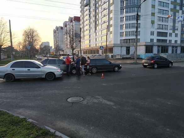 На перехресті в Черкасах зіштовхнулись чотири автомобілі (ФОТО)