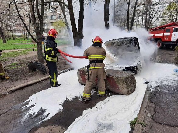 Через замикання електропроводки в Черкасах вщент згорів автомобіль (ФОТО)