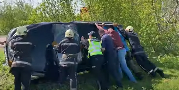 На Черкащині сталася аварія: автомобіль перекинувся (ВІДЕО)