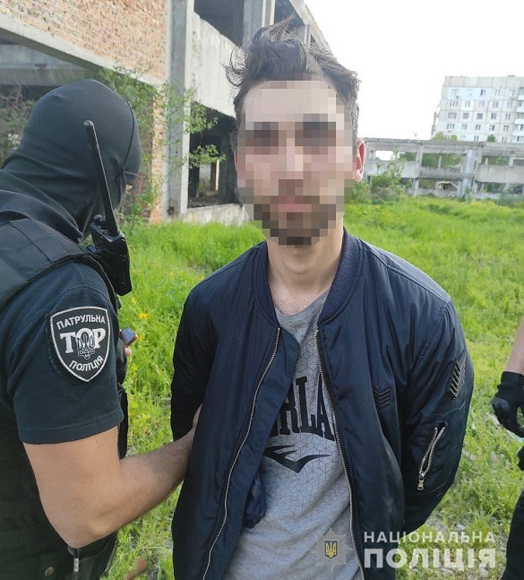 Нервував та хотів утекти: в Черкасах затримали чоловіка з наркотиками (ФОТО)
