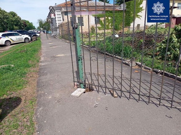 На одній з вулиць у Черкасах намагалися встановити паркан на тротуарі (ФОТО)