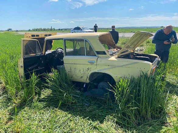 У Черкаській області автомобіль злетів у кювет: є постраждалі (ФОТО)