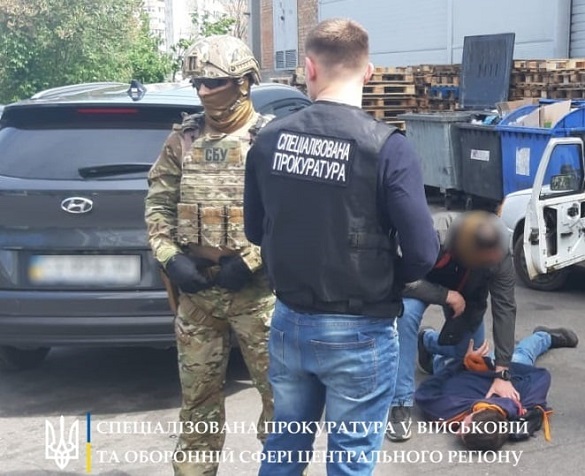Офіцер у Черкасах продавав перероблену вогнепальну зброю: його затримали (ФОТО)