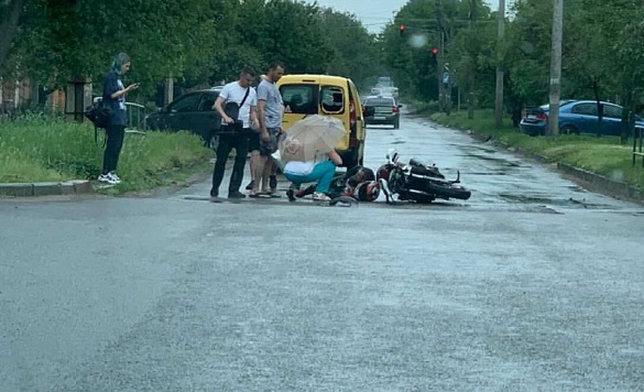 На перехресті в Черкасах зіштовхнулись мотоцикл та автомобіль