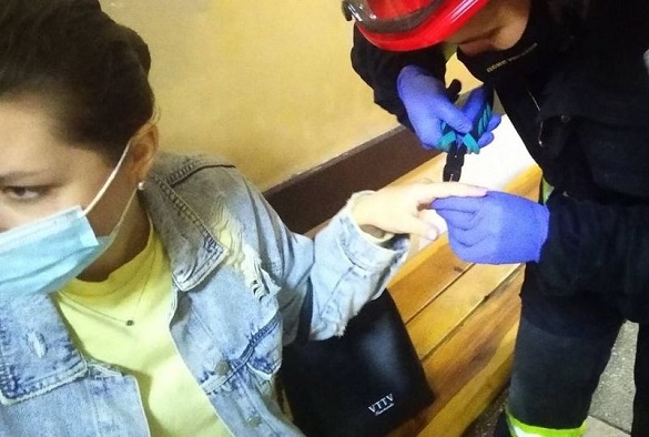 Рятувальники знімали каблучки з пальця дівчини в Черкасах