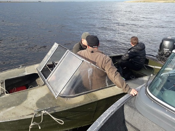 Поблизу черкаської дамби затримали двох браконьєрів на човнах (ФОТО)