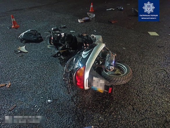 На черкаському перехресті зіштовхнулись автівка і скутер, є постраждалий