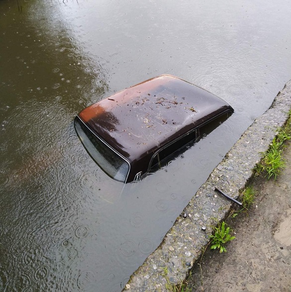 На Черкащині автомобіль опинився у воді (ФОТО)