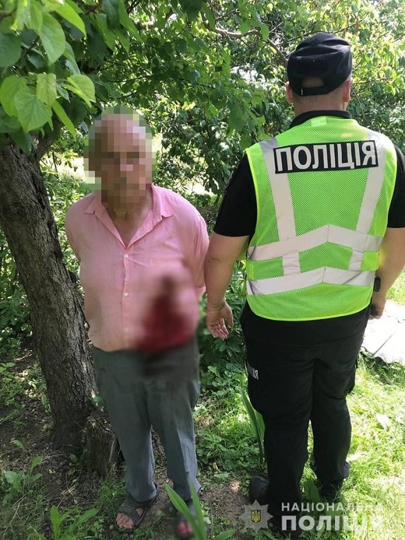 На Черкащині затримали чоловіка, який через сварку ножем зарізав матір, а потім поранив себе