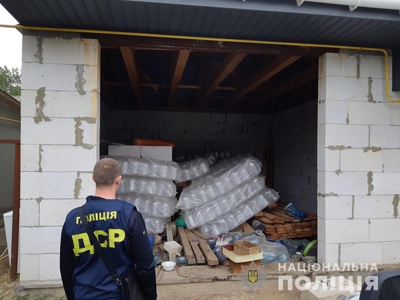 Черкаські поліцейські затримали групу осіб, які продавали підроблену побутову хімію
