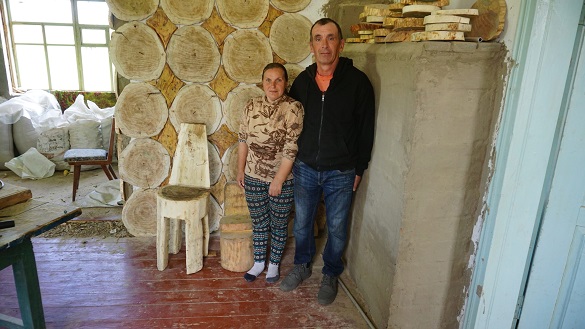 Родина з віддаленого села на Черкащині реставрує сільську хату в трипільському стилі (ФОТО)