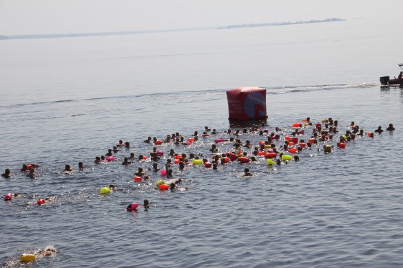 Наймасовіший заплив: у Черкасах втринадцяте перепливали Дніпро (ФОТО)