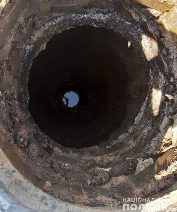 На Черкащині поліція встановлює обставини загибелі двох чоловіків у каналізаційному колодязі