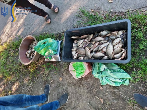 На ринках у Черкаській області люди незаконно продавали рибу (ФОТО)