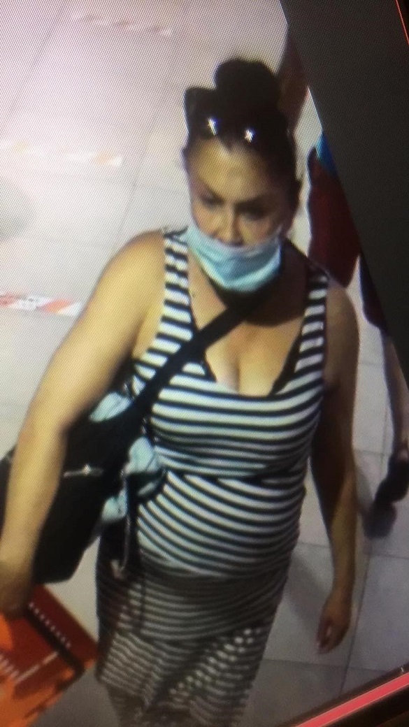 Жінка вкрала сумку в черкаському магазині: її розшукують правоохоронці (ФОТО)