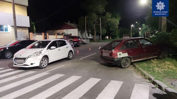 Два автомобілі зіштовхнулись в Черкасах: один із водіїв був без документів та пив пиво