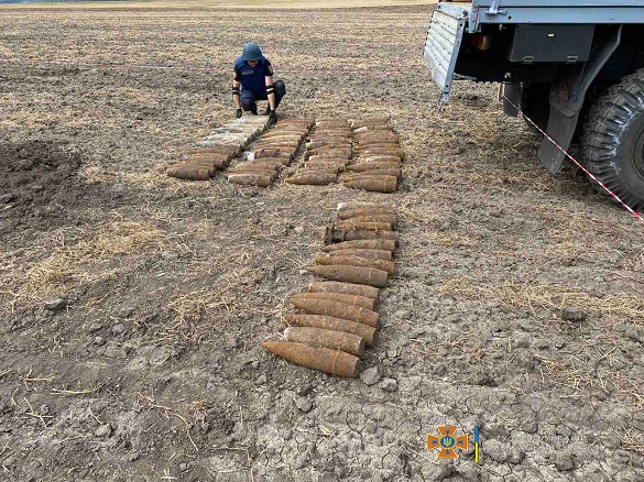 У Черкаській області сапери знайшли на полі майже 100 артснарядів минулих війн