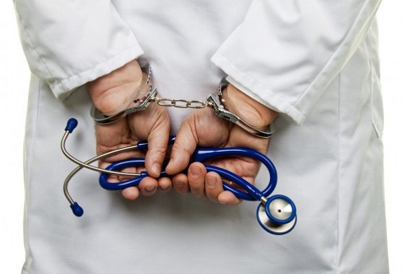 Двох лікарів, через яких пацієнту довелось видаляти селезінку, судитимуть у Черкасах