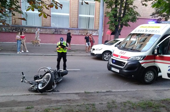 У центрі Черкас під колеса мотоцикла потрапила жінка: вона в лікарні