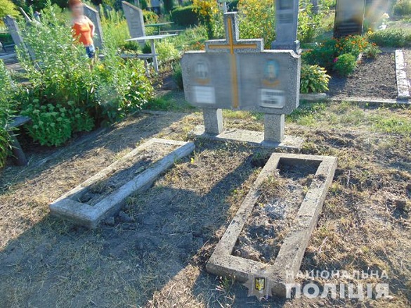 Двоє чоловіків у Черкаській області обкрадали кладовища