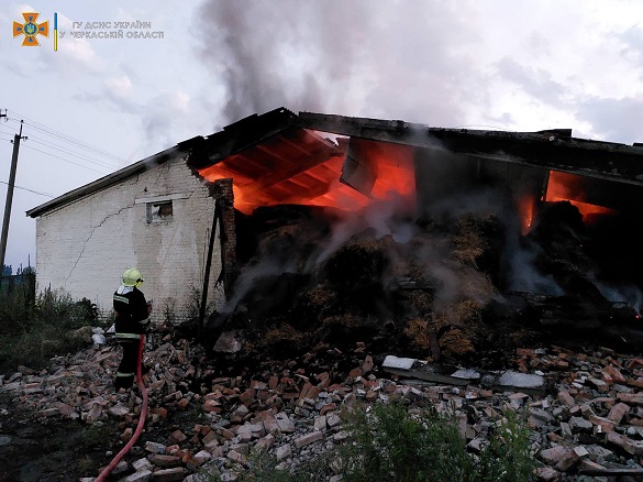 Згоріло 350 тонн соломи: на Черкащині сталася пожежа
